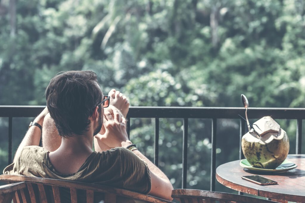 man op vakantie geniet van passief inkomen